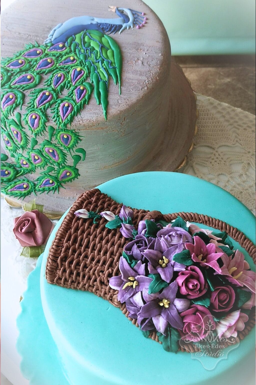 Pávás és virágos cukormázas torta dekoráció, részletesen kidolgozott cukrászati alkotások – Ékes-Édes Stúdió, mézeskalács díszítő tanfolyam