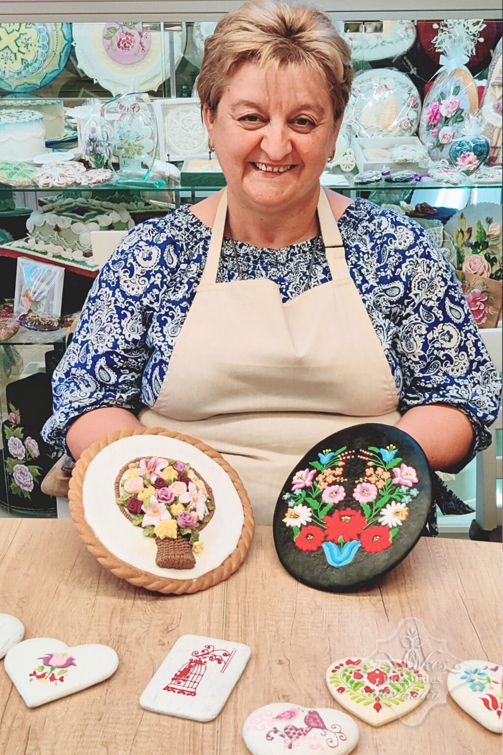 Cukormázsa mézeskalácsok és készítőjük a tanfolyam végi fotózáson – Ékes-Édes Stúdió, mézeskalács díszítő tanfolyam