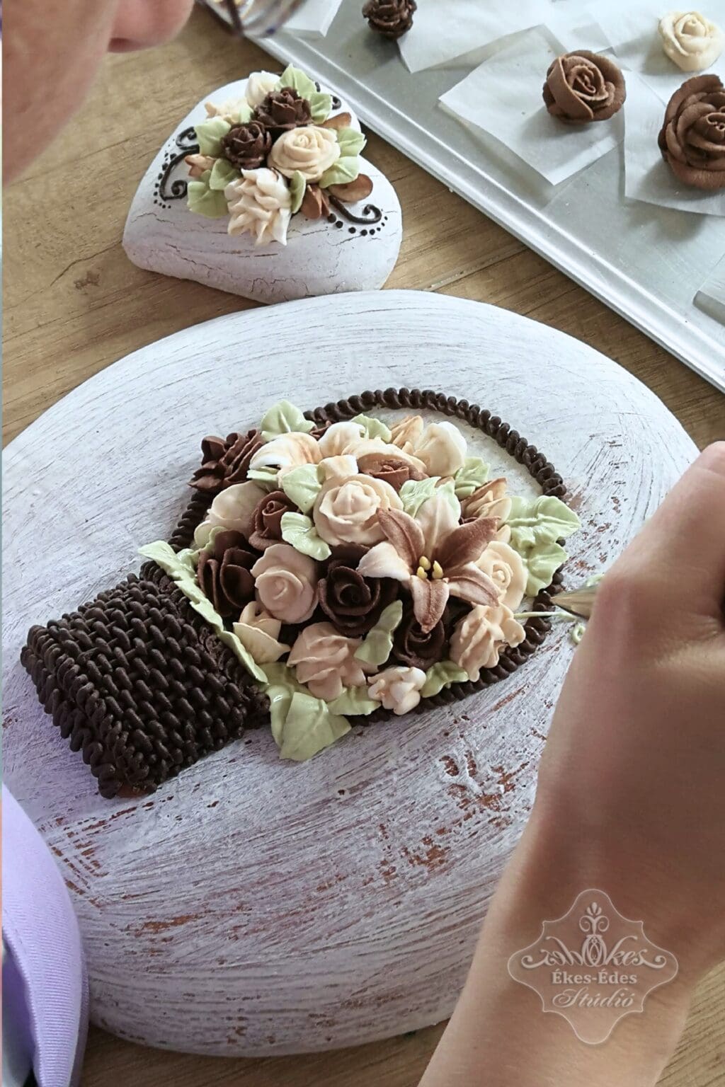 Cukormázas virágkészítés díszítőcsövekkel mézeskalácsokra – Ékes-Édes Stúdió, mézeskalács díszítő tanfolyam