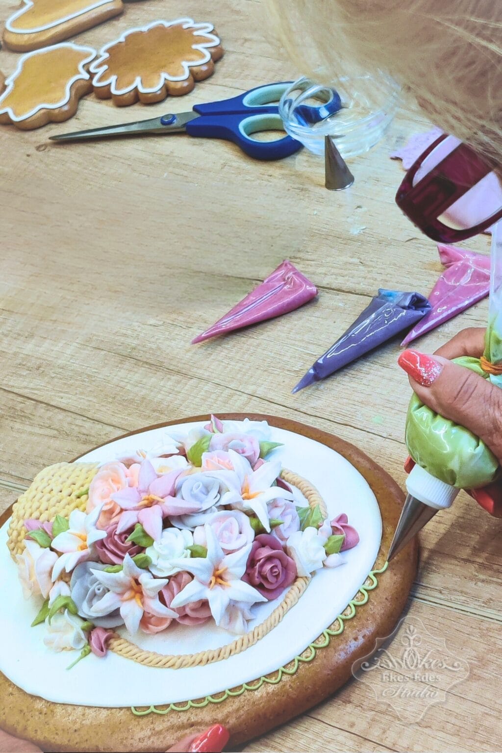 Cukormáz színes 3D virágokosár készül nagyobb méretű mézeskalácson – Ékes-Édes Stúdió, mézeskalács díszítő tanfolyam