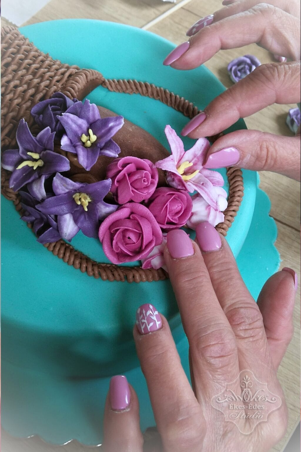 Cukormázból díszítőcsővel készült rózsák és liliomokat tortadíszítésre használja fel egy résztvevő – Ékes-Édes Stúdió, mézeskalács díszítő tanfolyam