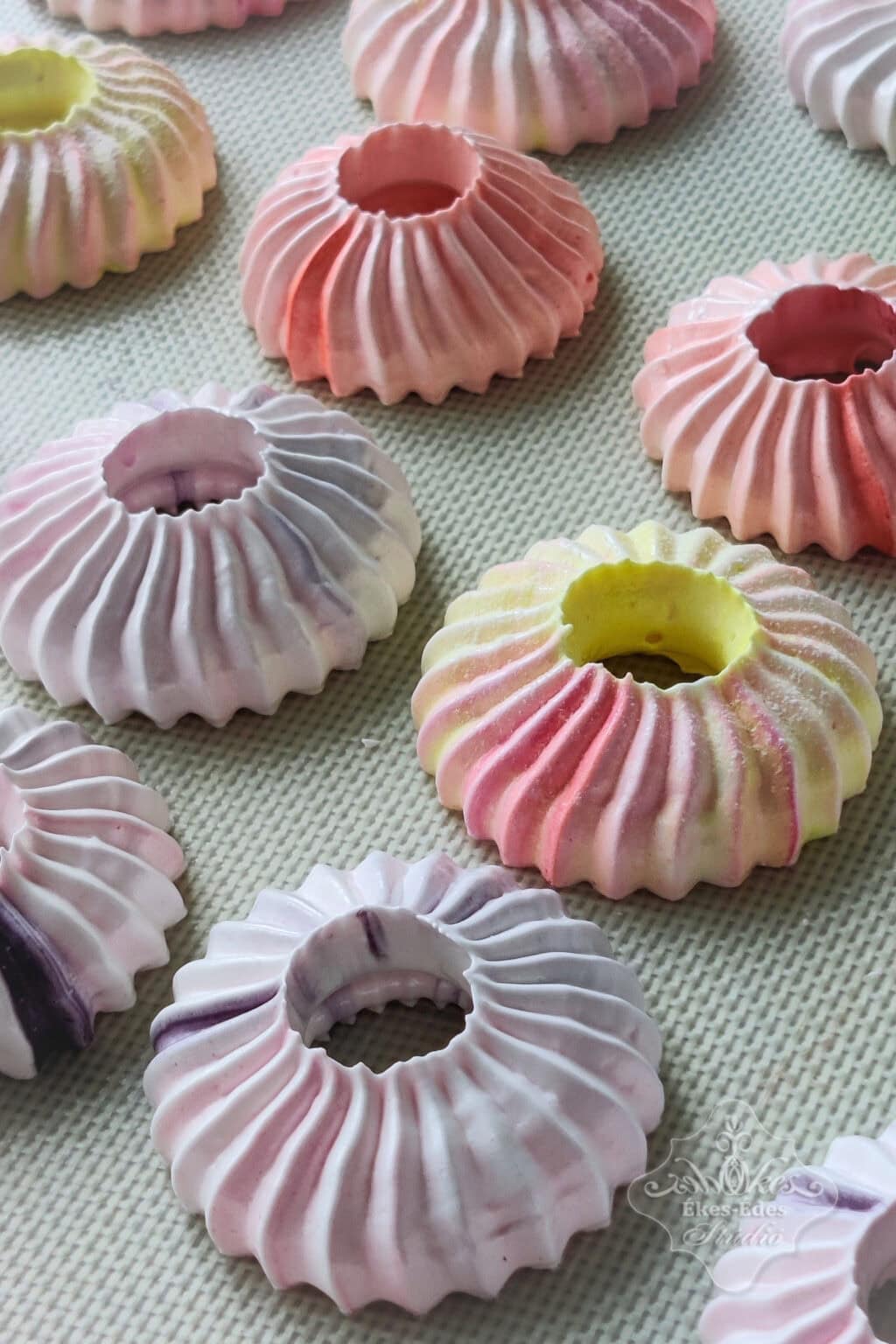 Színes, kívánatos, pillecukor karikák, kézműves cukrászati termékek.