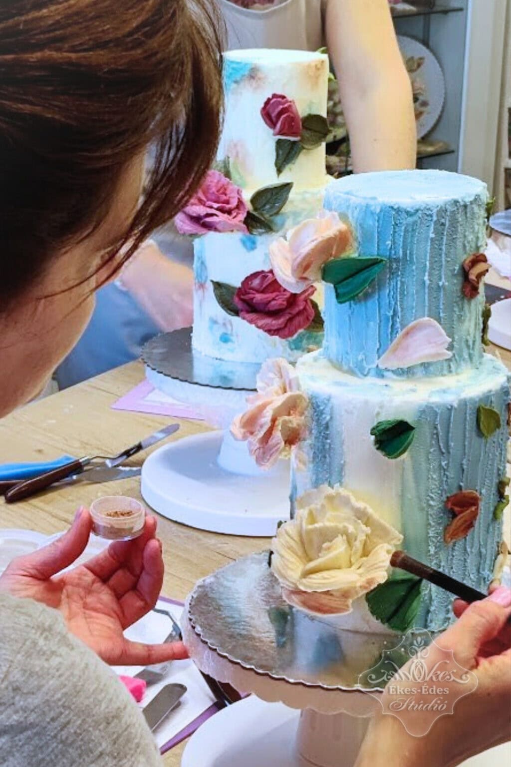 Esküvői torta dekoráció csokorral és virágokkal.