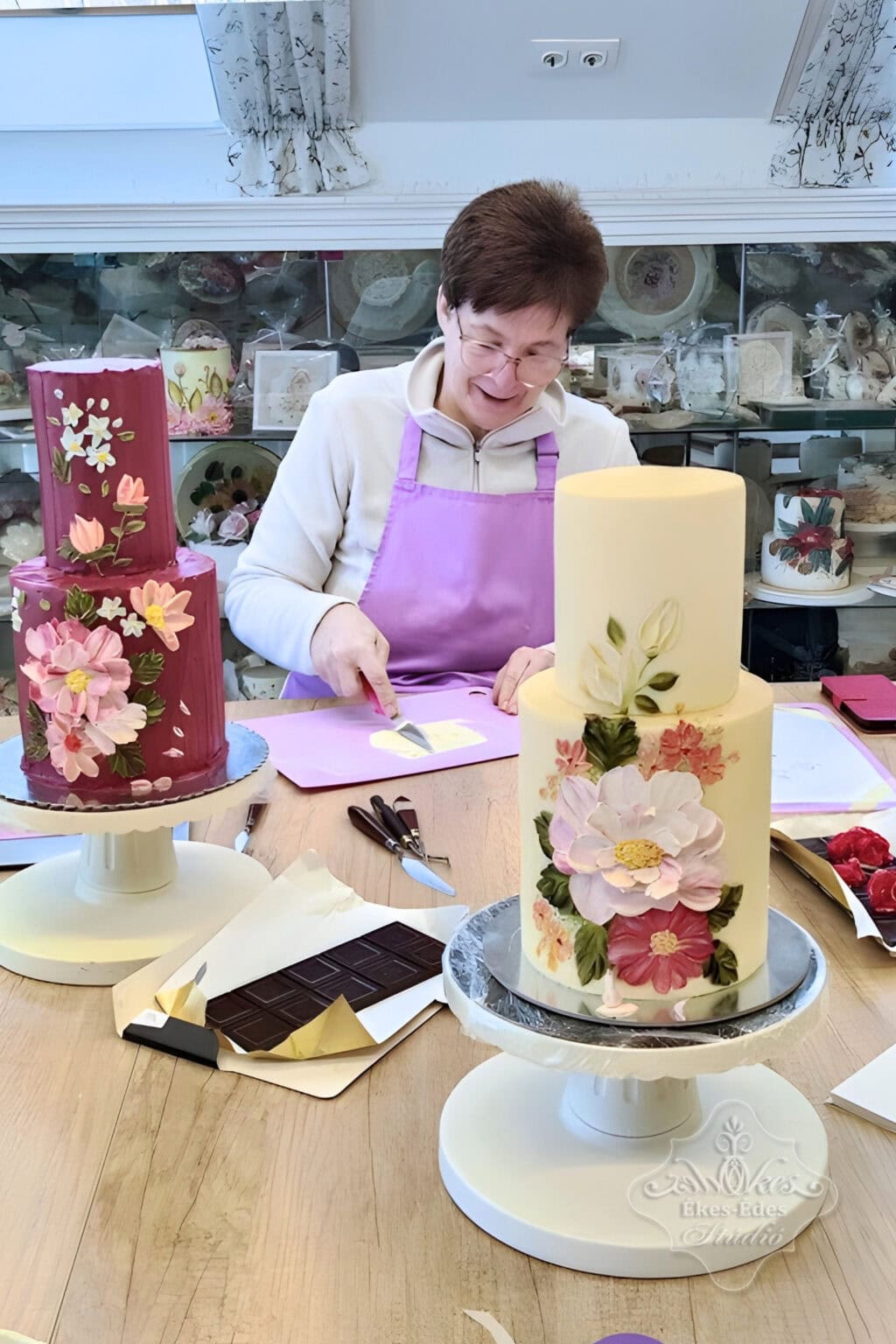 Csokoládés 3D virágmintás torták készítése tanfolyamon, tanuló munka közben – Ékes-Édes Stúdió, tortadíszítő tanfolyam