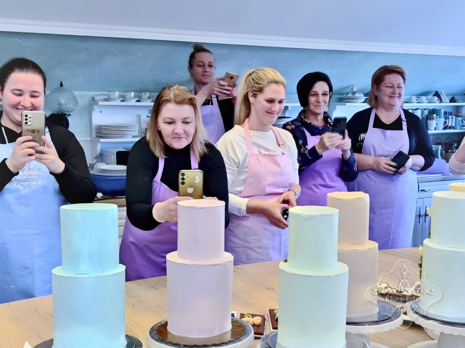 Tanfolyam végi öröm. A résztvevők büszkén fotózzák az elkészült tortákat – Ékes-Édes Stúdió, tortadíszítő tanfolyam