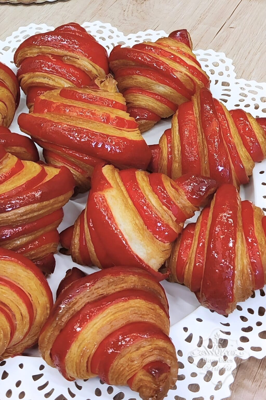 Frissen sült, ragyogó és finom croissantok a francia cukrászat tanfolyam végén.