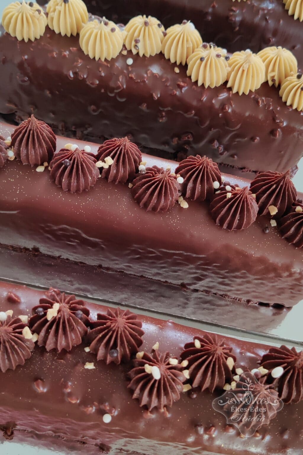 Csokoládéval bevont travel cake-ek, az útra való sütemények – közelről fotózva