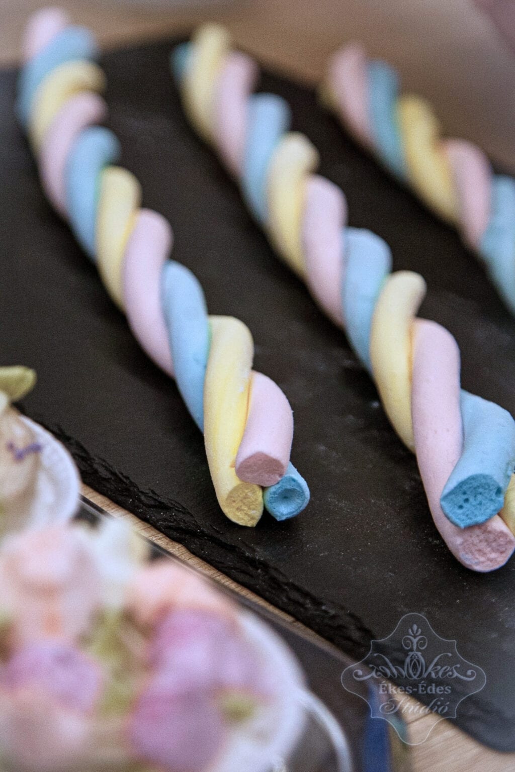 Csavart pillecukor, színes és vaníliás, akár csak a boltban kapható.