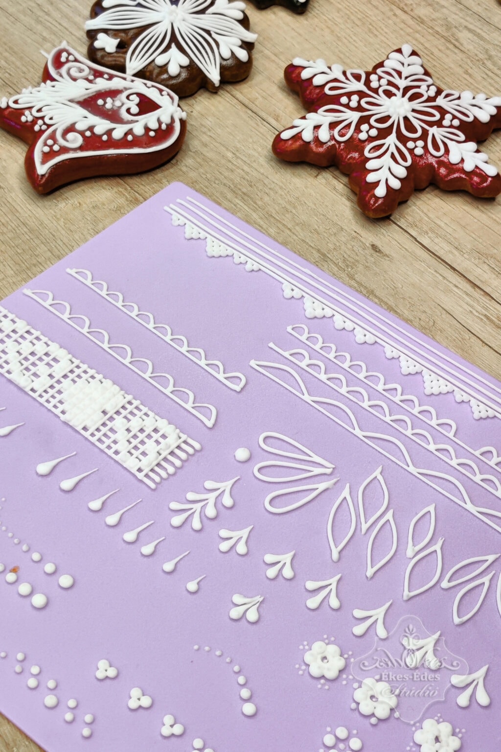 Karácsonyi mézeskalács díszítés, cukormáz és gyakorló díszítő sablonok az Ékes-Édes Stúdió mézeskalács alapozó tanfolyamán.