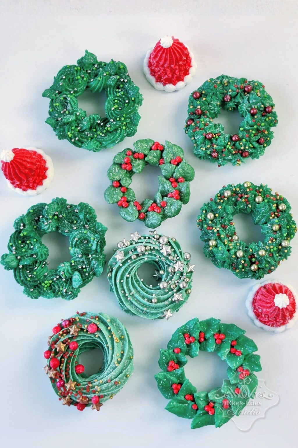 Ékes-Édes Stúdió tanfolyamán színes kreatív pillecukor adventi koszorúcskák szorócukrokkal is díszítve