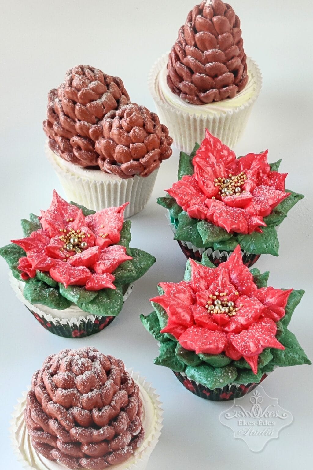 Pillecukorból készült fenyőtobozok és mikulásvirágok vonzó és dekoratív édesség ajándékba is.