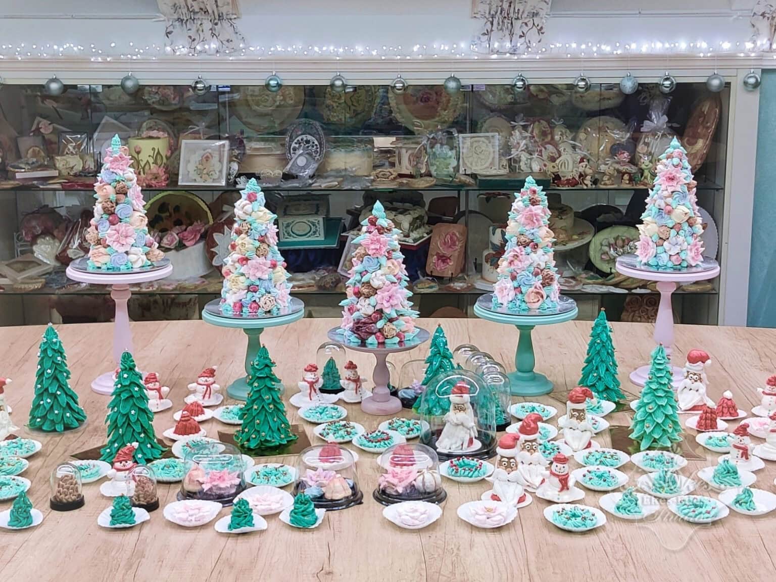 Tanfolyamon készült karácsonyi kreatív pillecukor édességek és dekorációk felsorakoztatva az asztalon az Ékes-Édes Stúdióban.