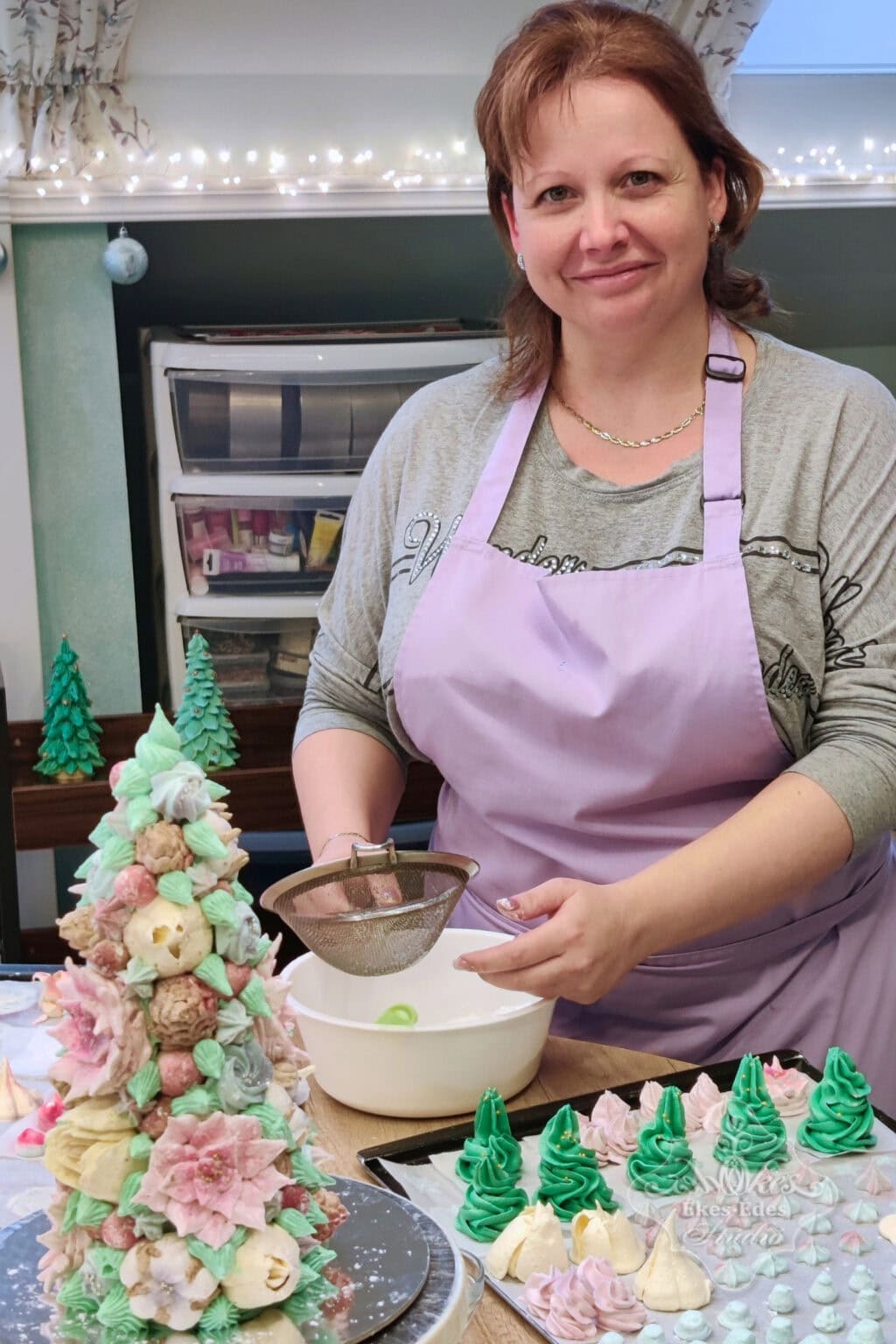 A pillecukor felülete ragadós, ezért porcukrozni kell, ezt végzi a tanuló a fotón, körülötte színes, dekoratív pillecukrok az Ékes-Édes Stúdió tanfolyamán.
