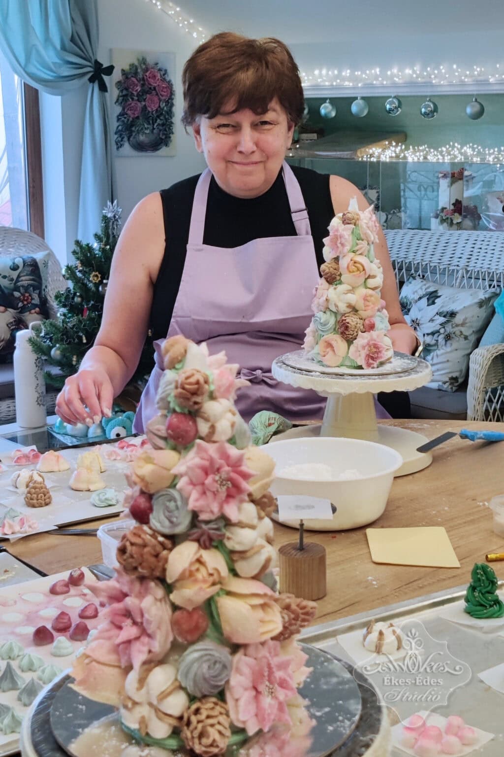 A kép egy tanulóról készült munka közben, aki egy karácsonyfa alakú pillecukrokkal díszített kompozíciót készít az Ékes-Édes Stúdióban, barátságos környezetben.