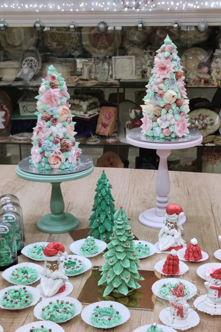 Ékes-Édes Stúdió – karácsonyi pillecukor figurákkal (fenyők, adventi koszorúk, hóemberek, mikulásfej, sapkák) telt asztal a tanfolyam végén.