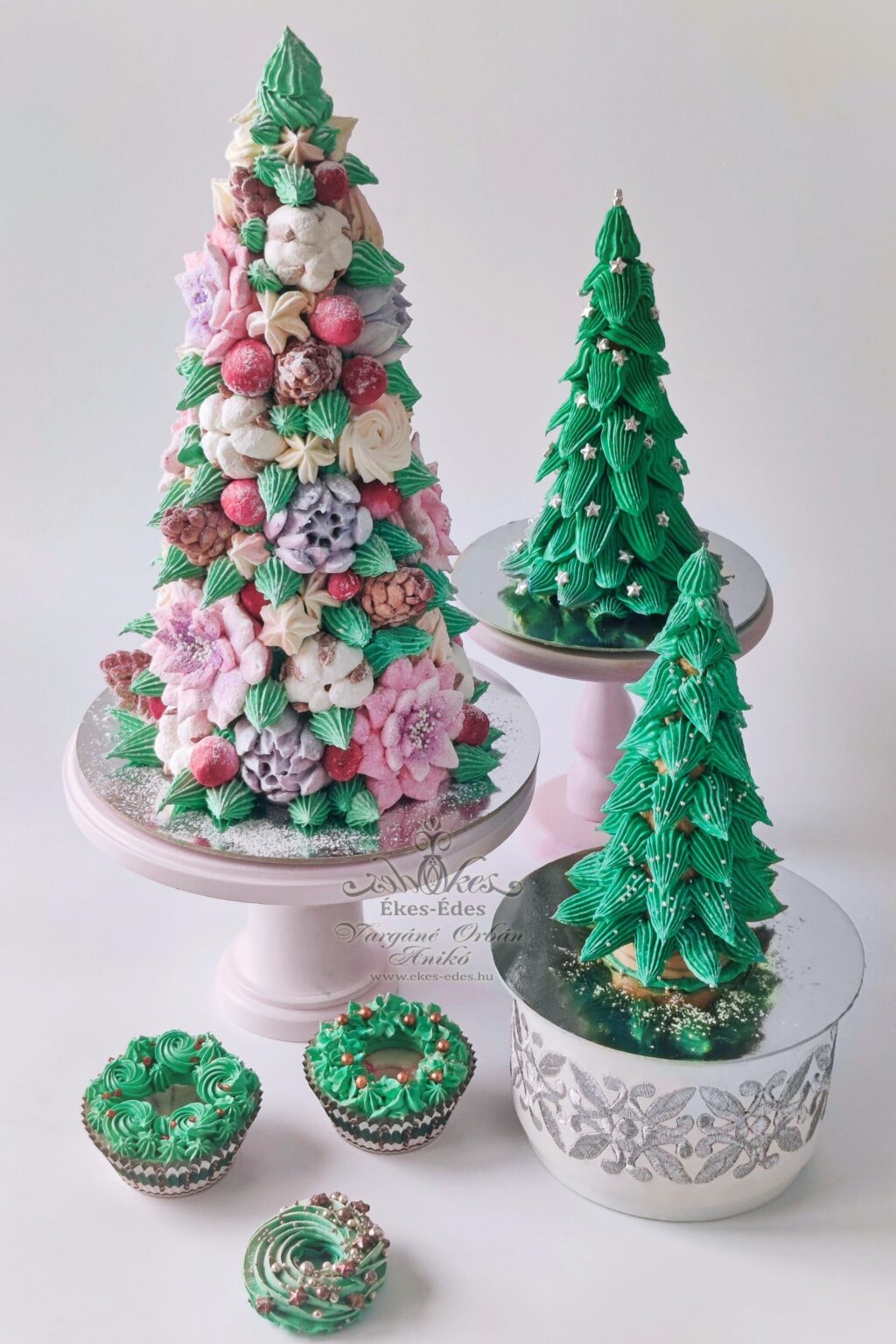 Pillecukorból készült elemekkel díszített nagy karácsonyfa és kisebb fenyők, nyalánkság, látványos ünnepi dekoráció és nagyszerű ajándék is lehet egyben.