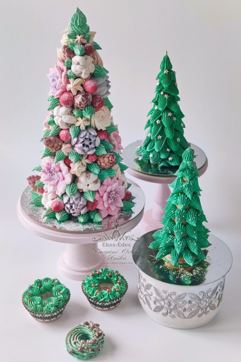 Pillecukorból készült elemekkel díszített nagy karácsonyfa és kisebb fenyők, nyalánkság, látványos ünnepi dekoráció és nagyszerű ajándék is lehet egyben.