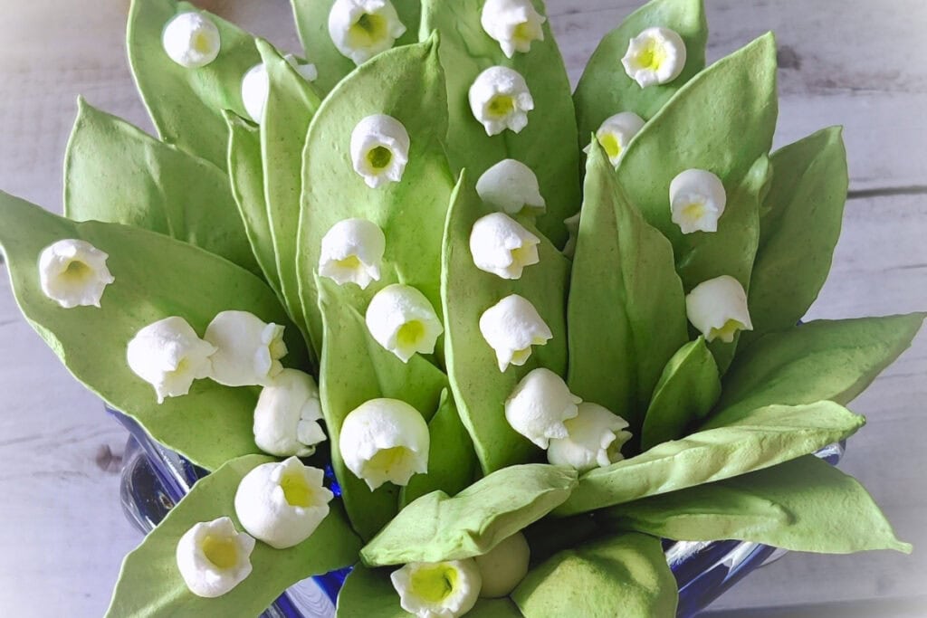 Ékes-Édes Stúdió – Tavaszi pillecukor ajándékok tanfolyam kiemelkedő témája a gyöngyvirág élethű csokor, az oktató bemutatódarabja