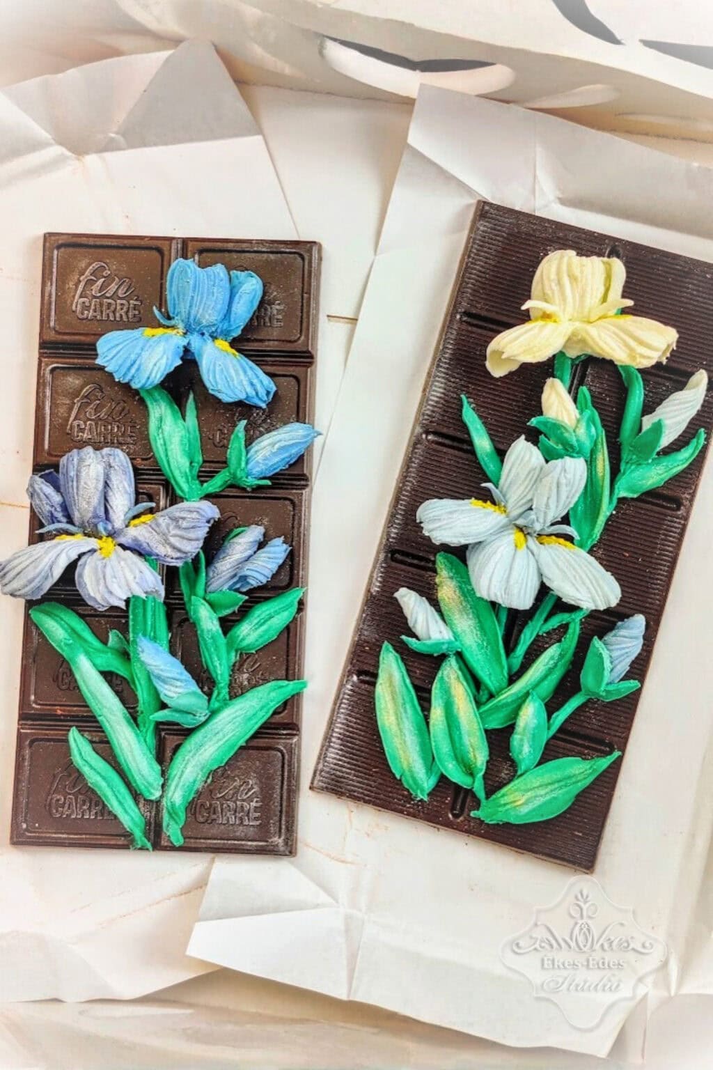 Írisz virágok csokoládékrémből festő késsel festve csokoládé táblán ajándékba – Ékes-Édes Stúdió, tortadíszítő tanfolyam