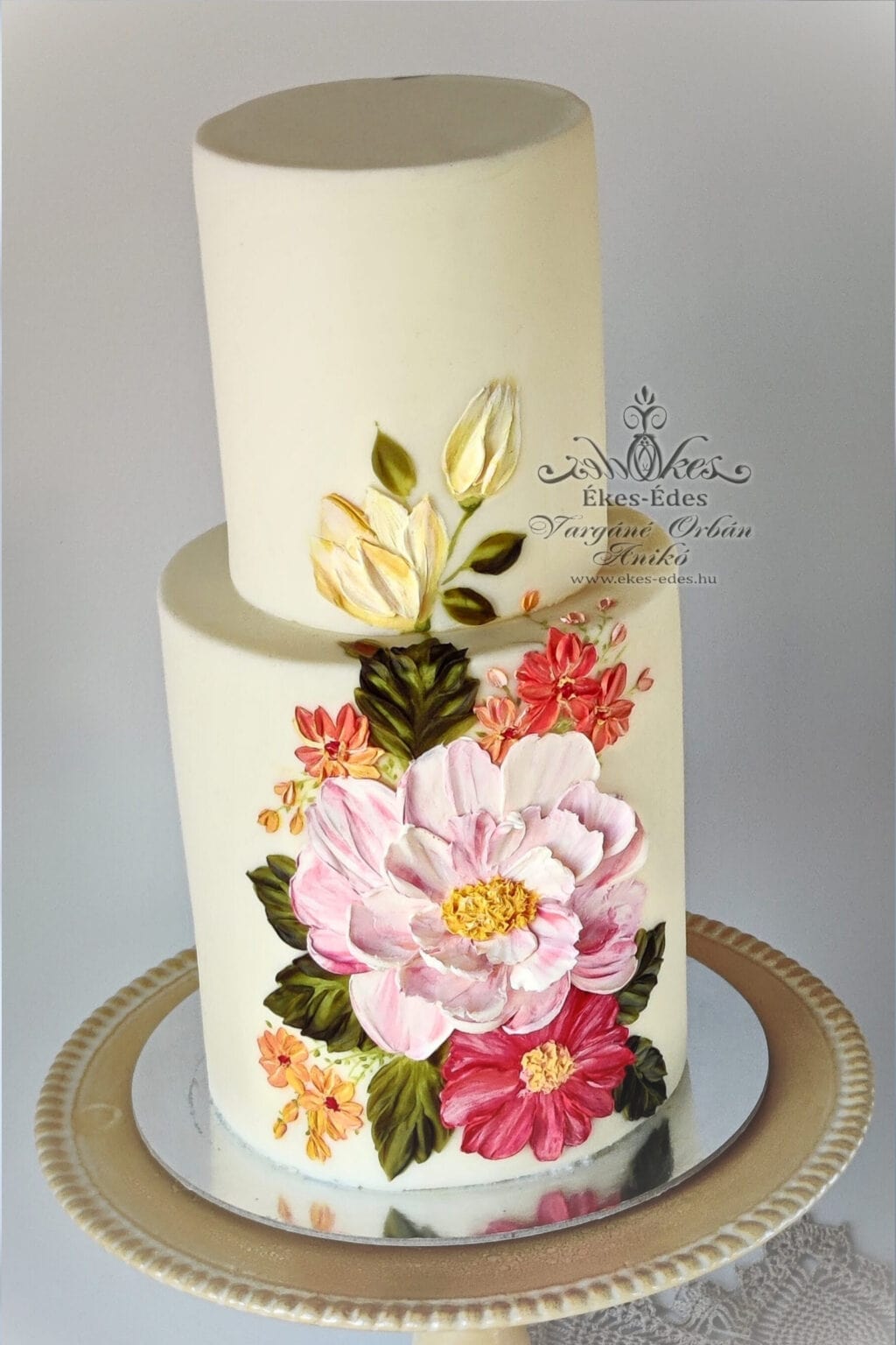 Emeletes torta színezett fehér csokoládé krémmel burkolva és festve térbeli csokoládé virágkompozícióval – Ékes-Édes Stúdió, tortadíszítő tanfolyam, az oktató, Vargáné Orbán Anikó bemutatódarabja