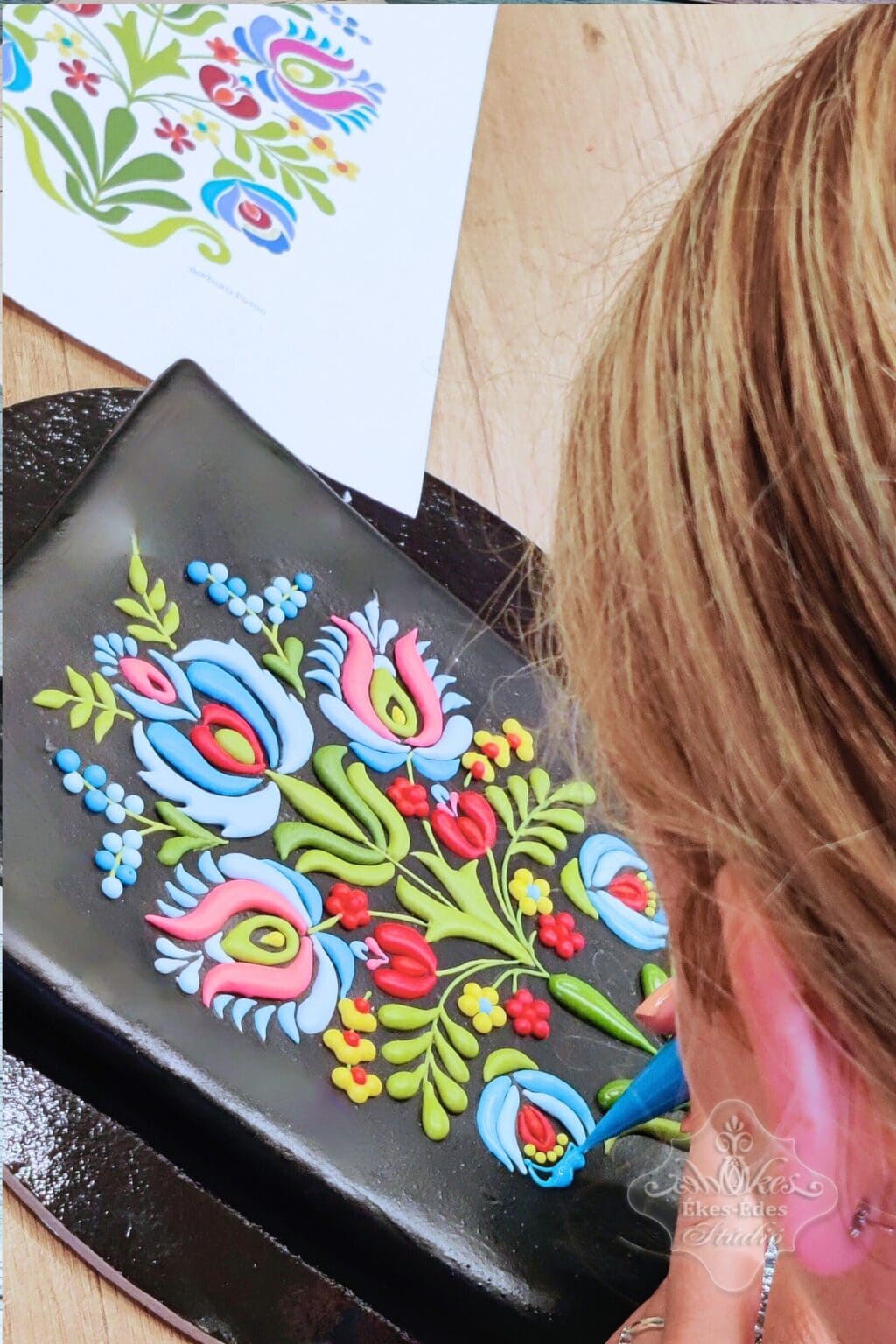 Mézeskalácsot díszít hagyományos színes motívumokkal tanuló – Ékes-Édes Stúdió, mézeskalács díszítő tanfolyam