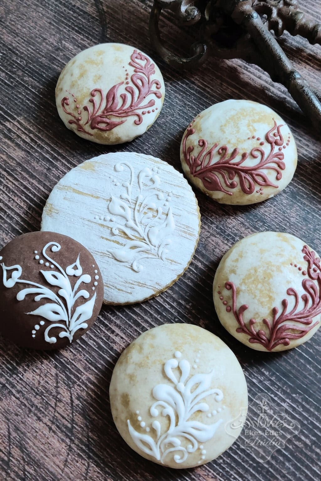 cukormázzal bevont puszedlik cukormázas írókával díszítve, finom és elegáns mintákkal, tökéletes ajándék vagy dekoráció.