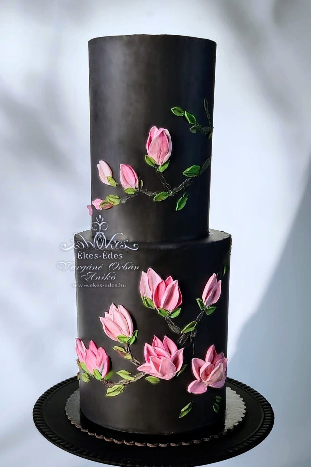 Fekete csokoládé emeletes torta, 3D késsel festett magnólia virágokkal, az oktató bemutató tortája – Ékes-Édes Stúdió, tortadíszítő tanfolyam