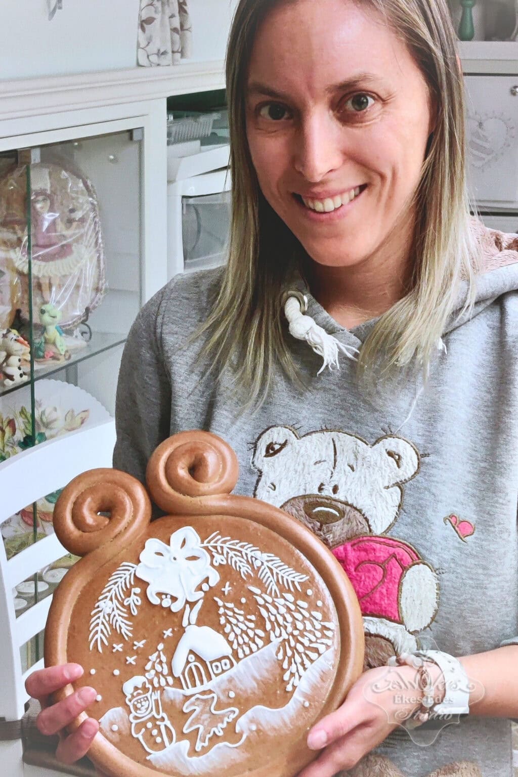 mezeskalcs-tanfolyam-vegen-resztvevo-kezeben-karacsonyi-munkajaval