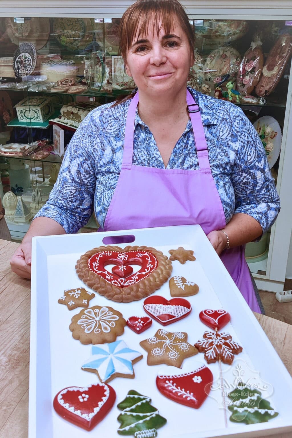 mezeskalcs-tanfolyam-vegen-resztvevo-kezeben-kesz-munkaival