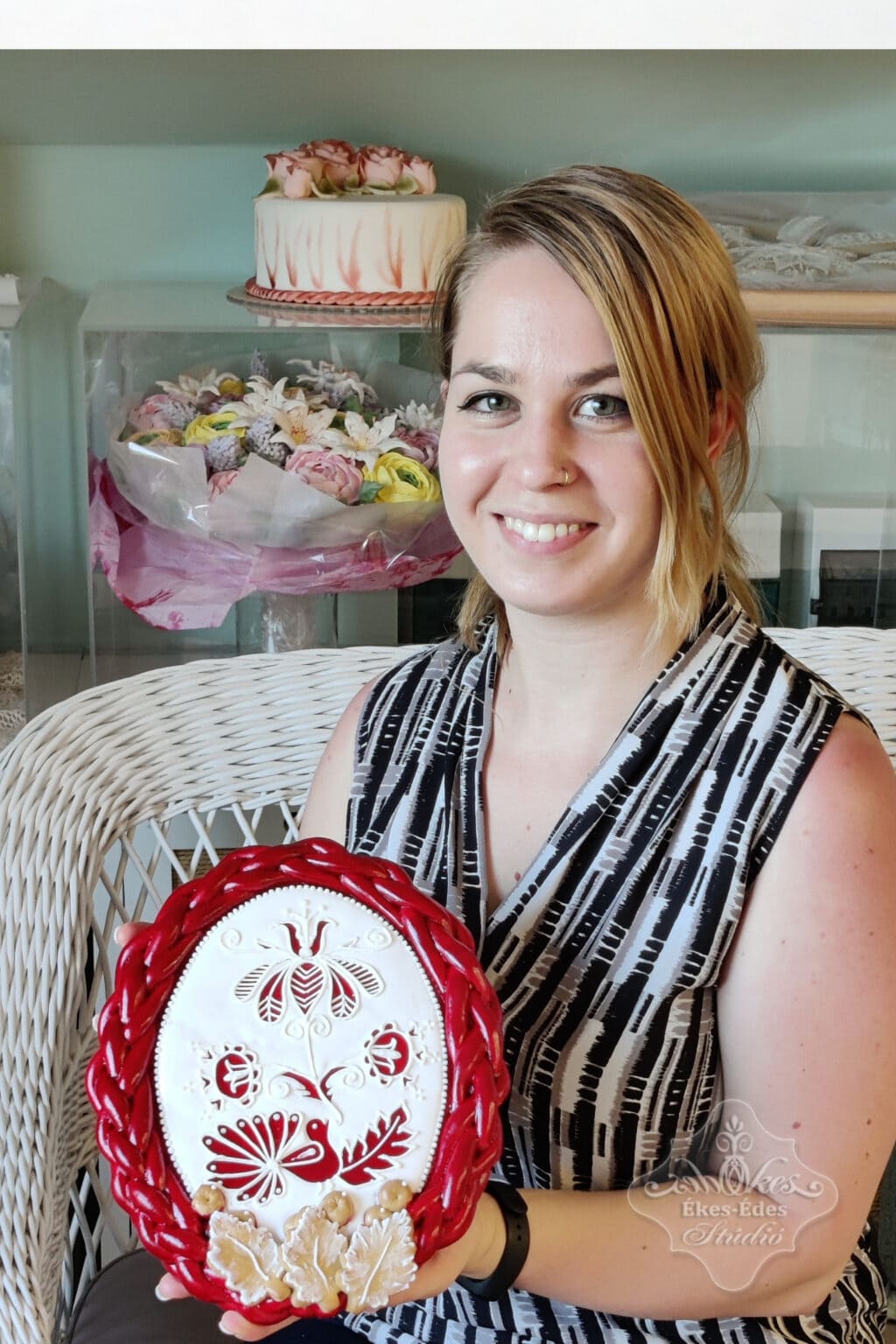 mezeskalcs-tanfolyam-vegen-resztvevo-kezeben-kesz-munkajaval