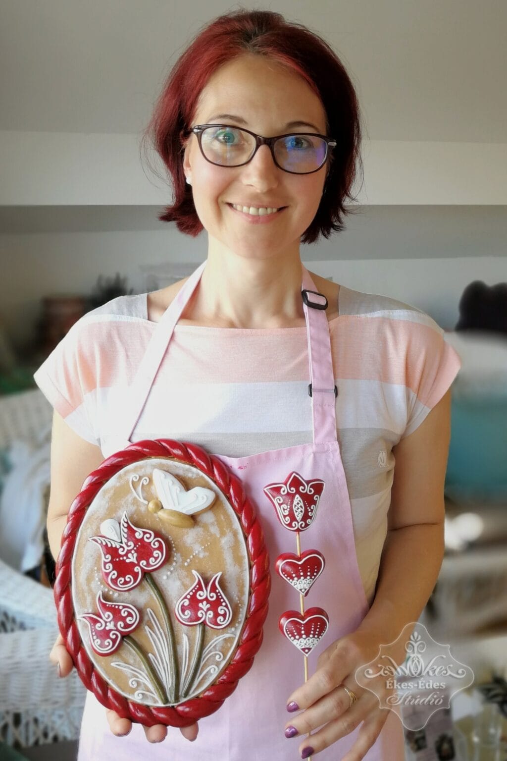 mezeskalcs-tanfolyam-vegen-resztvevo-kezeben-munkajaval