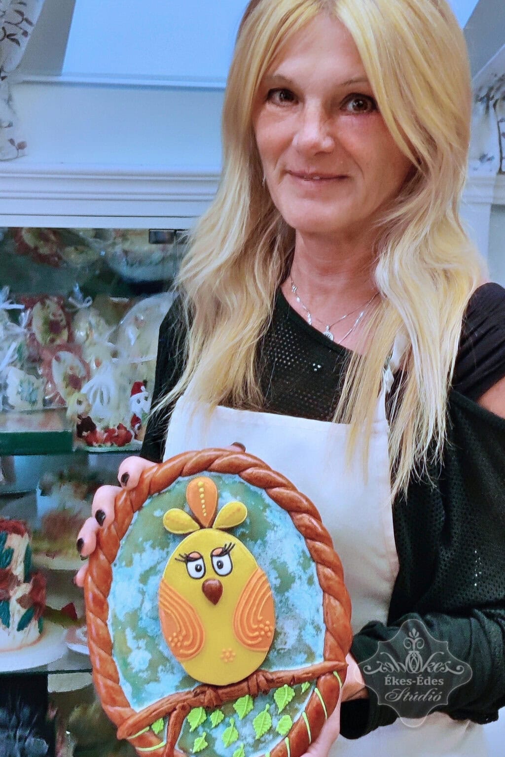 mezeskalcs-tanfolyam-vegen-resztvevo-kezeben-szines-terulomazas-mezeskalacsaval