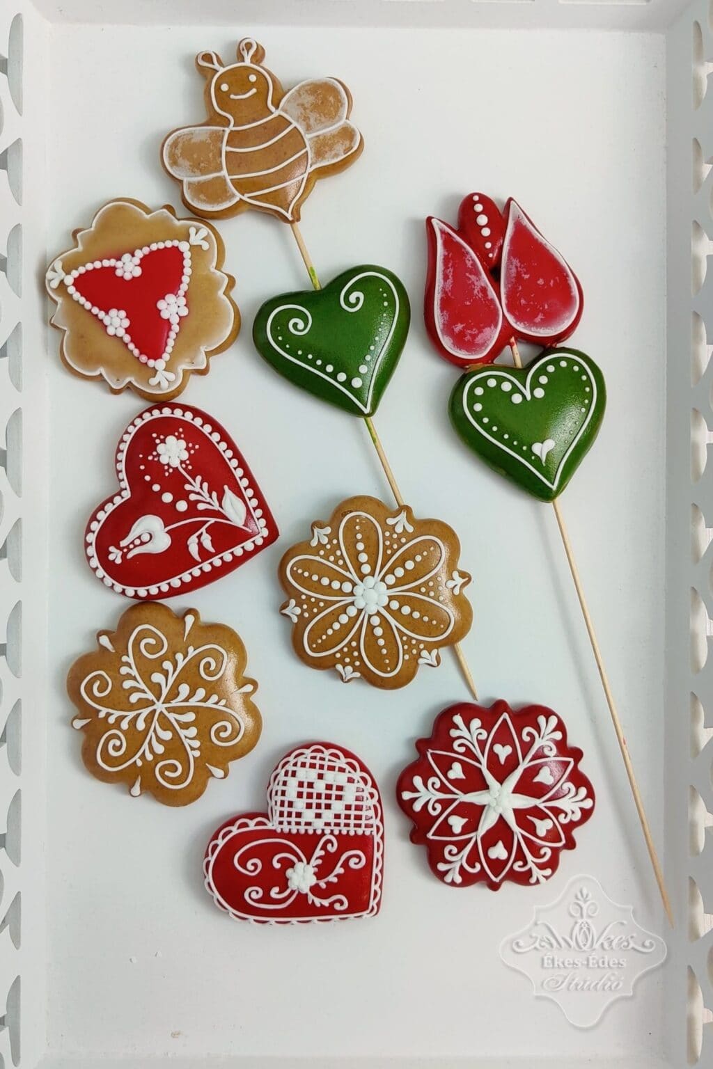 mezeskalcs-tanfolyamon-keszult-fenyes-felületu-színes-irokazott-mezesek