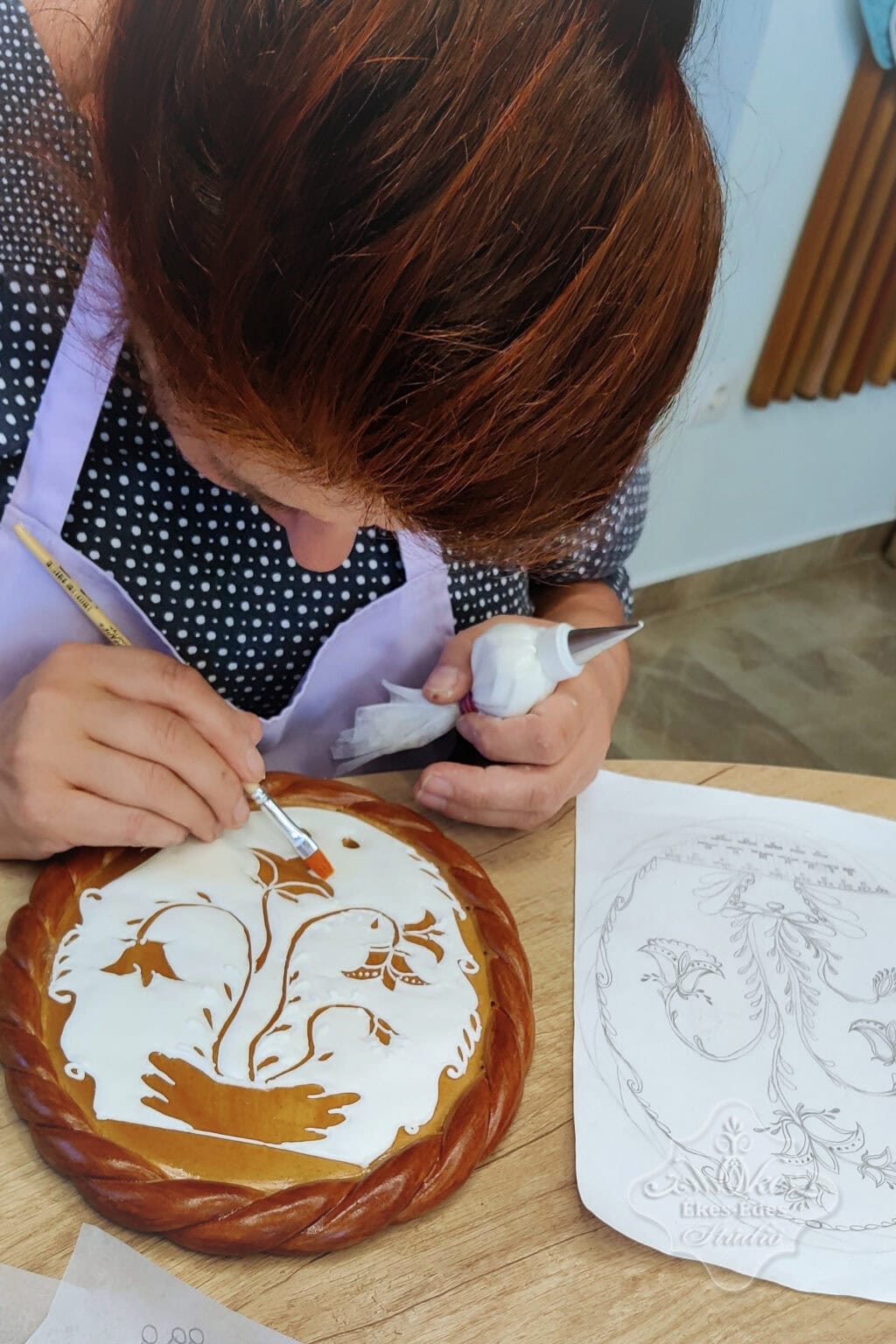 mezeskalcs-tanfolyamon-tanulo-mezeskalacs-diszites-kozben