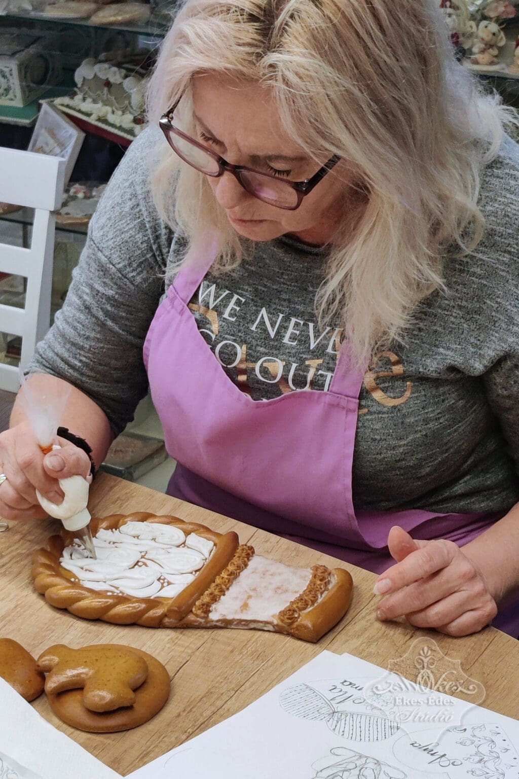 mezeskalcs-tanfolyamon-tanulo-mezeskalacsot-diszit