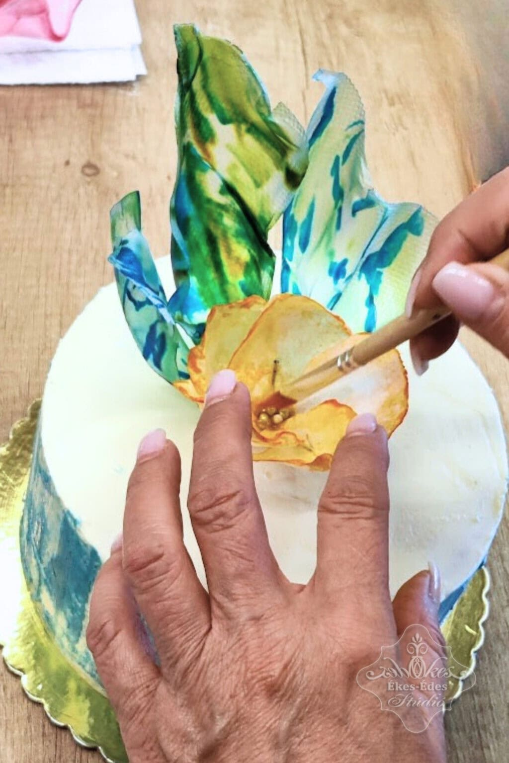 Mentes dekoráció készül ostyapapír virágból és izomaltból formált dísszel – Ékes-Édes Stúdió, mentes cukrászat tanfolyam