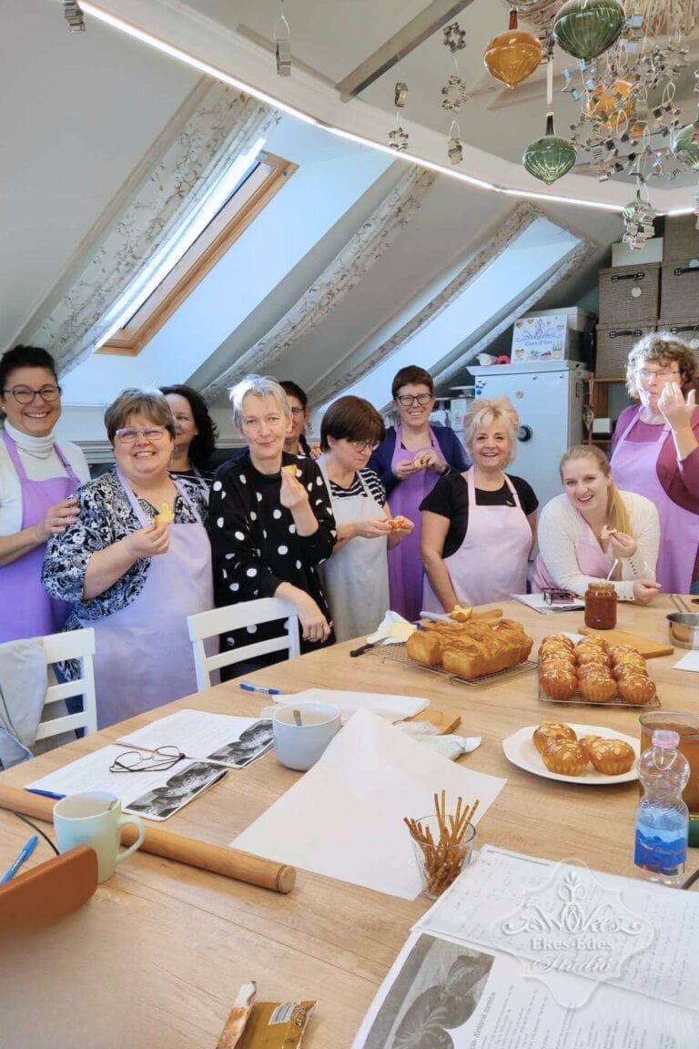 A fotózással meglepett, mosolygós résztvevők épp kóstolják a frissen kisütött süteményt – Ékes-Édes Stúdió, Francia péksütemények tanfolyam