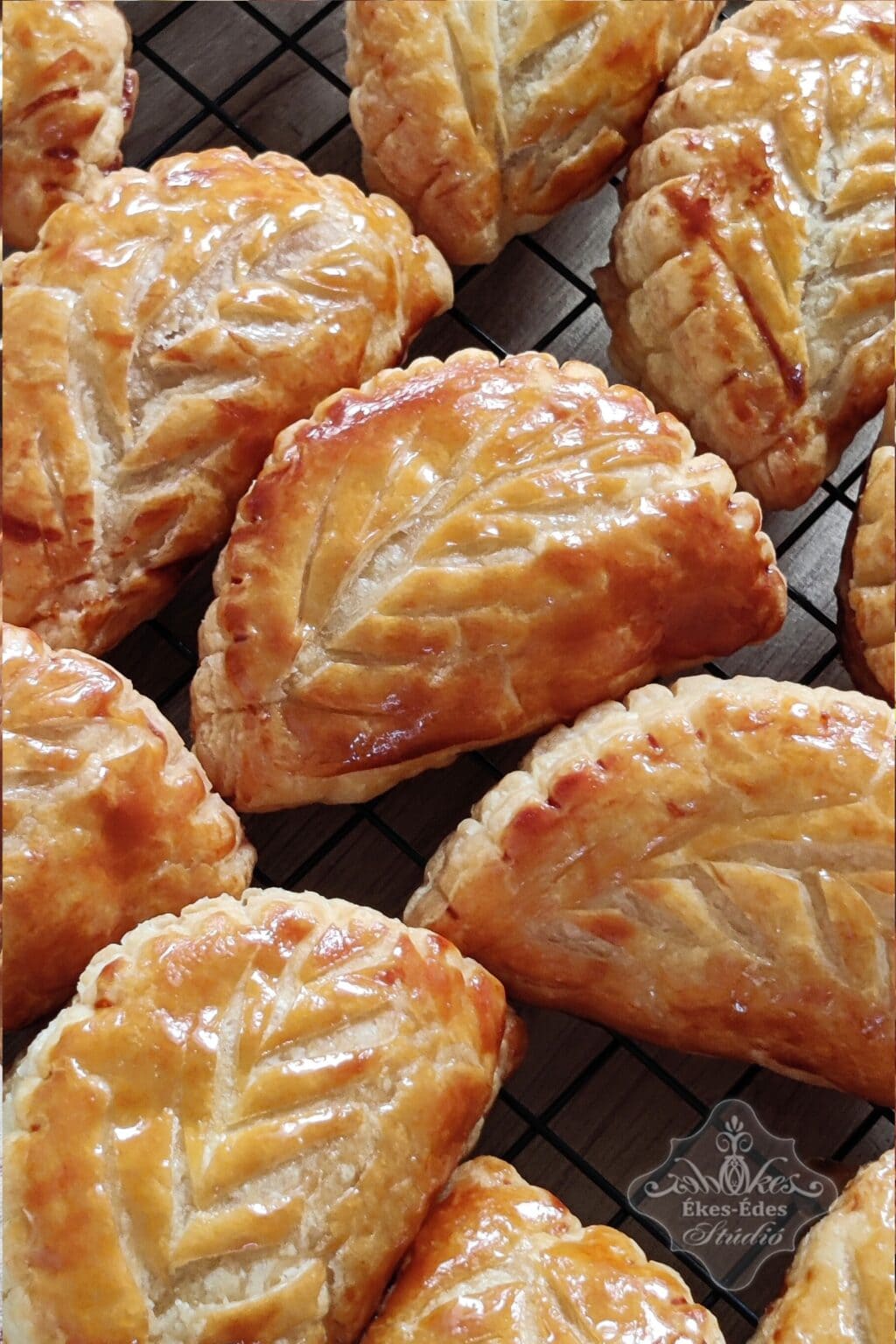 Ínycsiklandó, ragyogó almás chaussonok közelről fotózva – Ékes-Édes Stúdió, Francia péksütemények tanfolyam