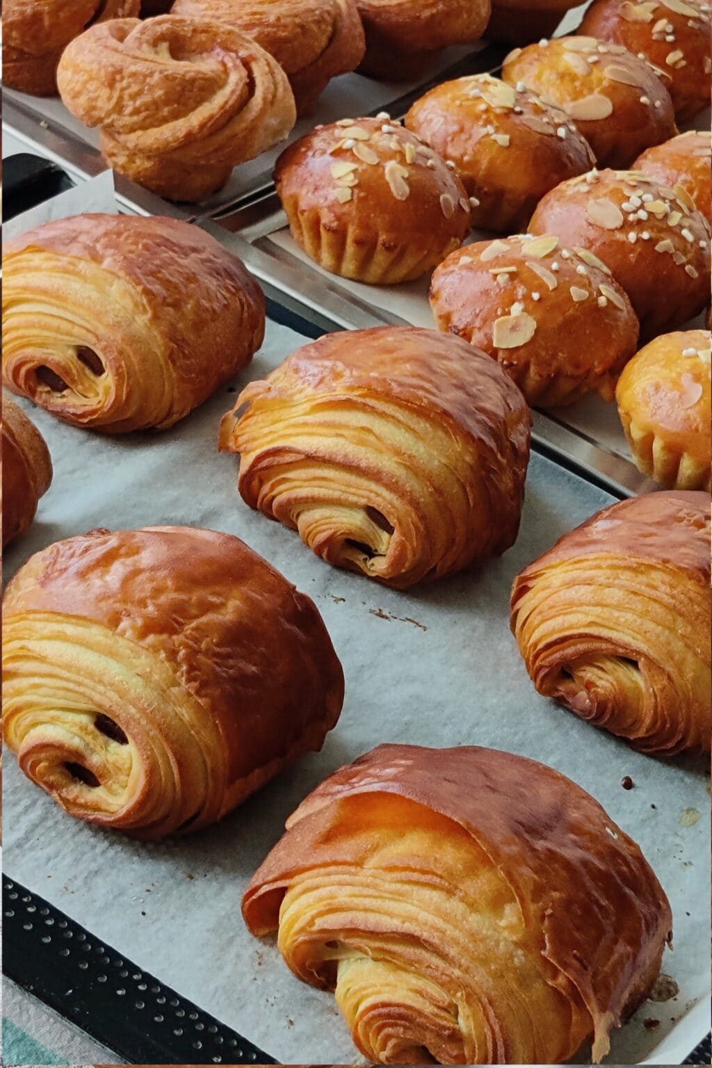 Péksütemények – francia cukrászat: briósok, csokis párna közelről fotózva – Ékes-Édes Stúdió, Francia péksütemények tanfolyam