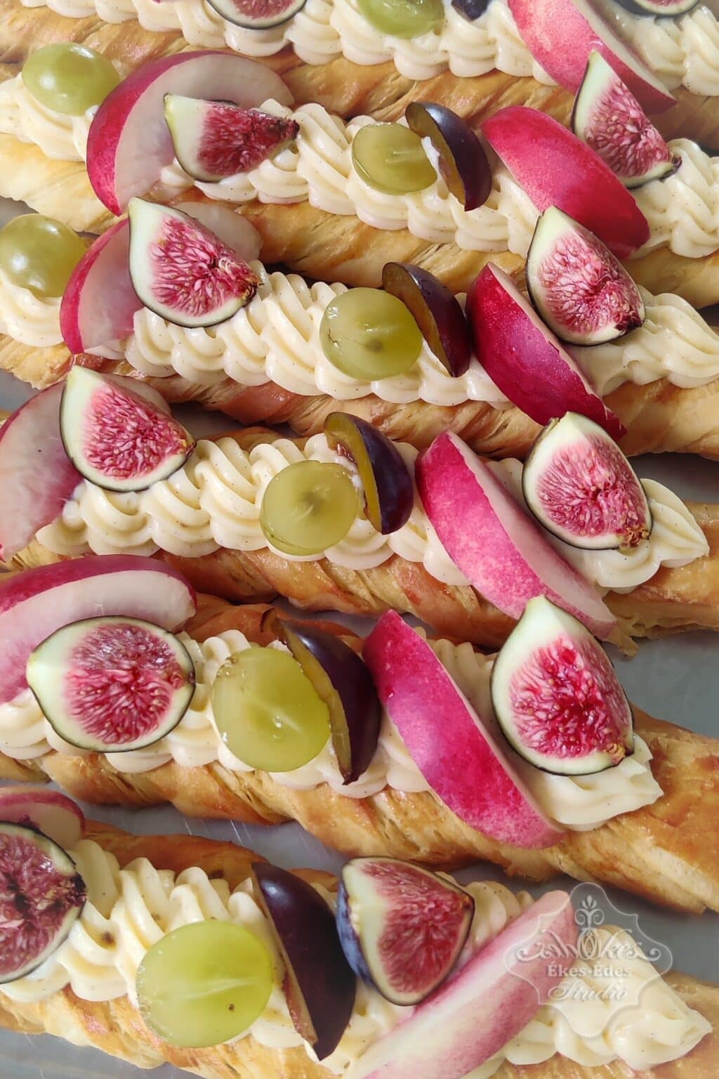 Gyümölcsös sütemények ínycsiklandóan díszítve, közelről fotózva – Ékes-Édes Stúdió, Francia péksütemények tanfolyam