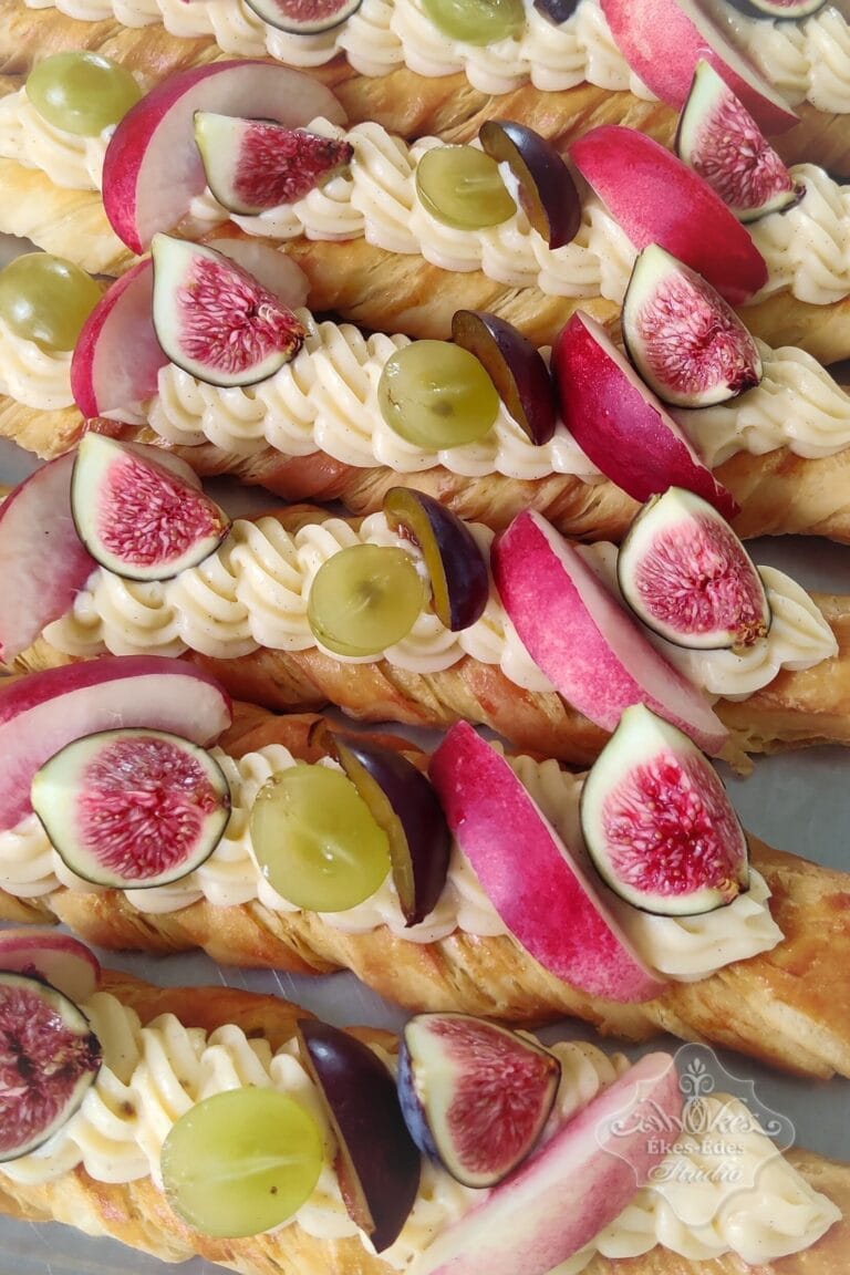 Gyümölcsös sütemények ínycsiklandóan díszítve, közelről fotózva – Ékes-Édes Stúdió, Francia péksütemények tanfolyam
