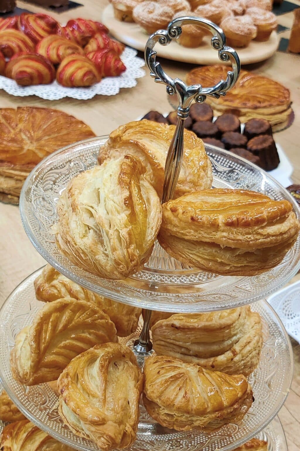 Asztal a tanfolyam végén előtérben az almás chaussonnal – Ékes-Édes Stúdió, Francia péksütemények tanfolyam