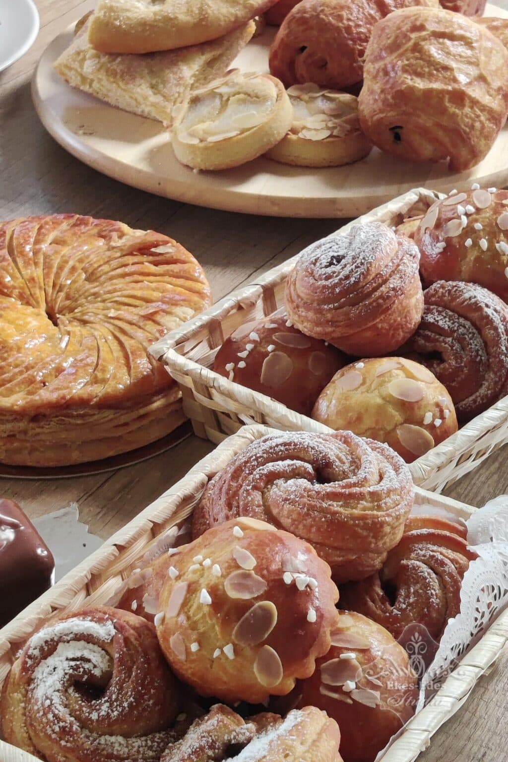 Francia péksütemények tanfolyam végén, cruffin és briósok az előtérben