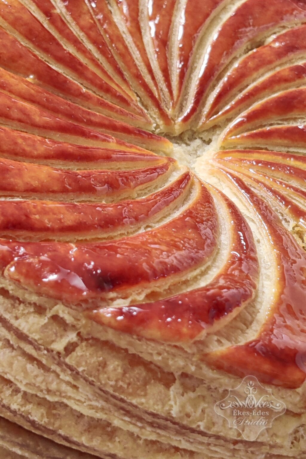 Galette du rois - Királyi Galett- töltött leveles tésztás pite közelről fotózva, fénylő tetővel, leveles struktúrával – Ékes-Édes Stúdió, Francia péksütemények tanfolyam