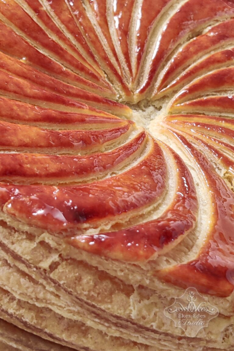 Galette du rois - Királyi Galett- töltött leveles tésztás pite közelről fotózva, fénylő tetővel, leveles struktúrával – Ékes-Édes Stúdió, Francia péksütemények tanfolyam