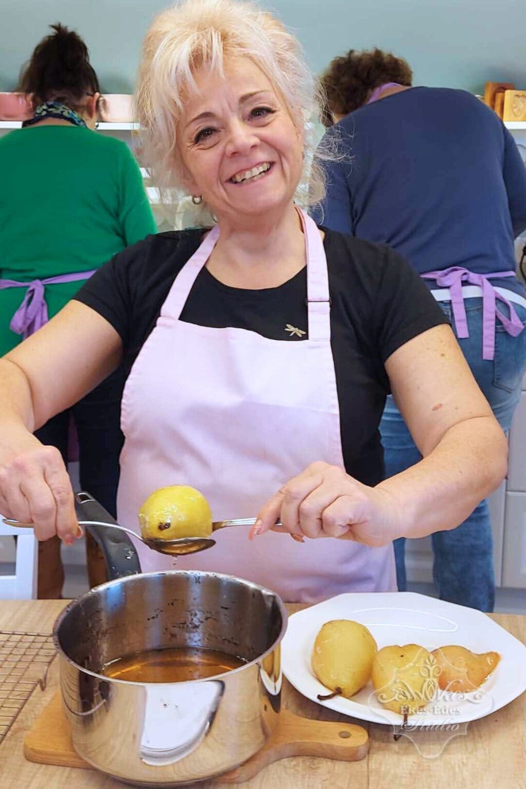 Körtéket veszi ki a tanuló a szirupból az Ékes-Édes Stúdióban, ahol tanulók saját kezűleg készítenek finom francia péksüteményeket.