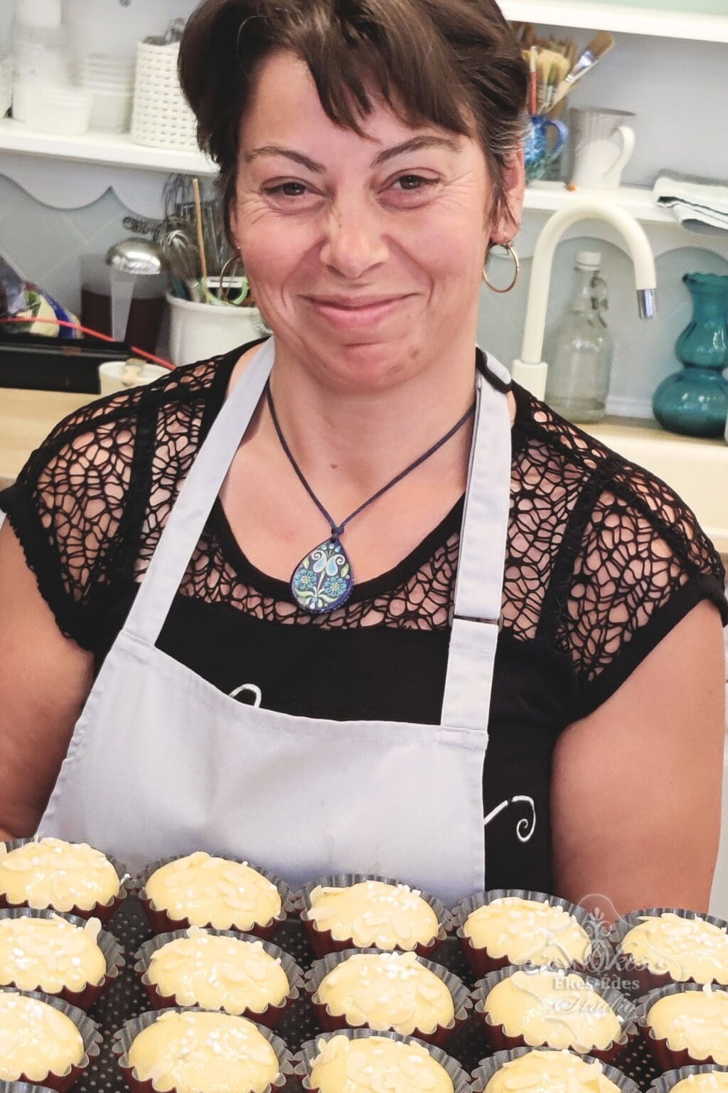 Ékes-Édes Stúdió tanfolyamán a briósokat mutatja a résztvevő, sütőbe tétel előtt.