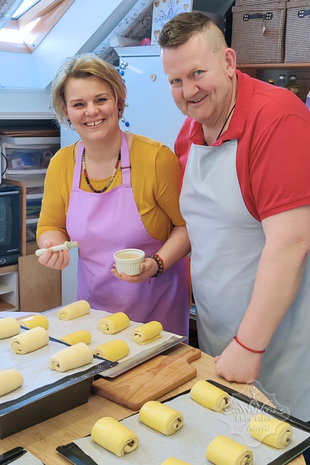 A megkelt csokis párnákat sütés előtt lekenik a résztvevők – Ékes-Édes Stúdió, Francia péksütemények tanfolyam