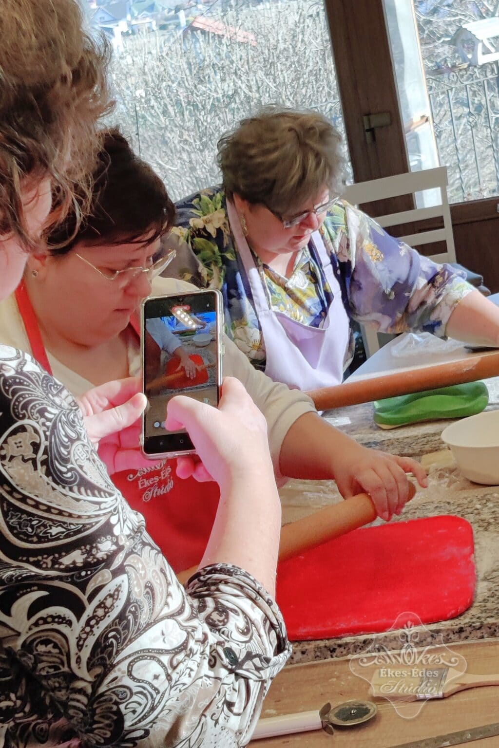 Tészták laminálása, nyújtása az oktató iránymutatásával, és a tanulók videós rögzítése mellett – Ékes-Édes Stúdió, Francia péksütemények tanfolyam