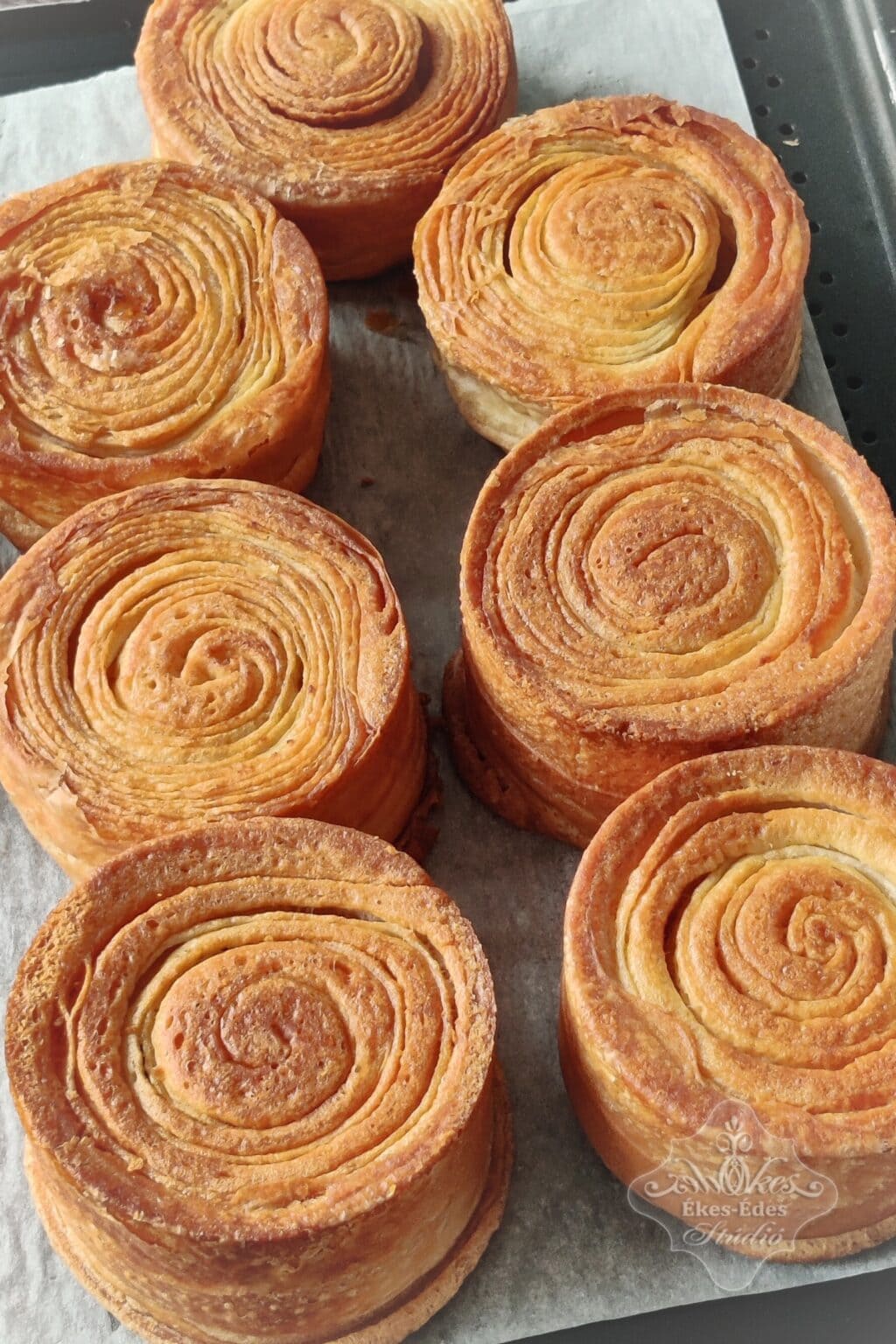 Frissen kisült még díszítés nélküli New York tekercsek – Ékes-Édes Stúdió, Francia péksütemények tanfolyam